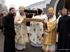 Святі мощі виносять митрополит Нижньодунайський Касіян та єпископ Хотинський Мелетій